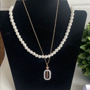 Chic Gold and Pearl Necklace with Pendant